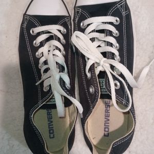 Size 9 unisex converse